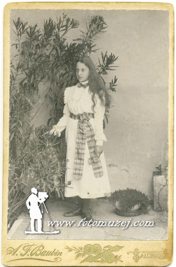 Devojčica pored drveta (autor Albert Baubin)